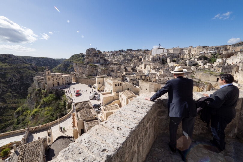 Albert de Monaco, de dos, à Matera, en avril 2022.